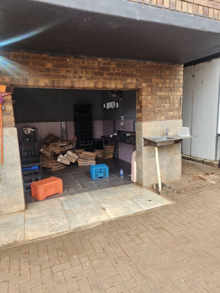 6 Bedroom Property for Sale in Manzil Park North West